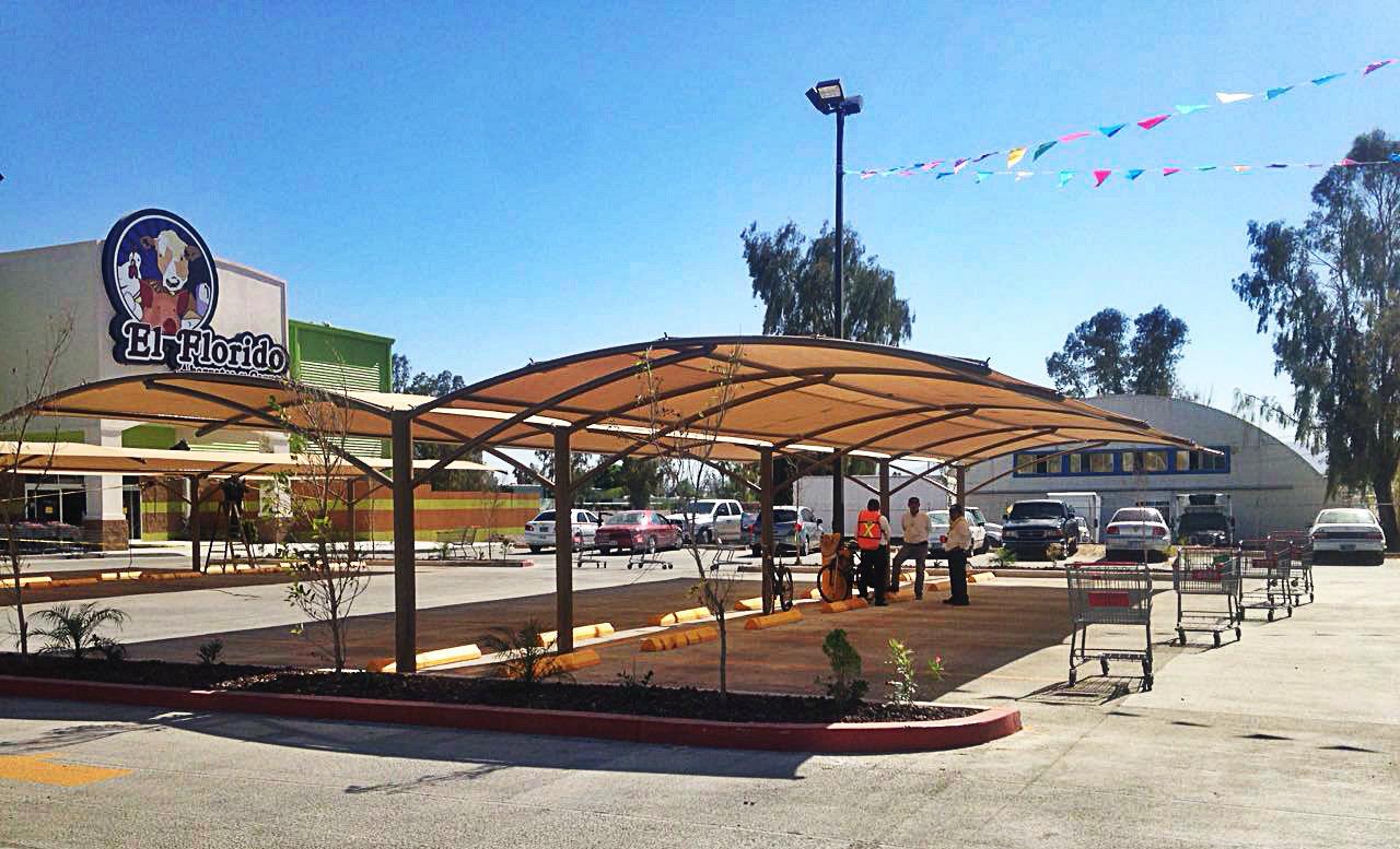Cubierta de arco doble instalada en un acceso comercial