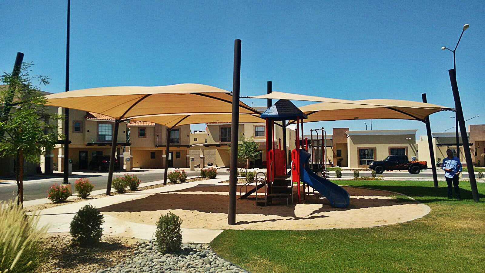 Domo de cuatro postes sobre área recreativa infantil