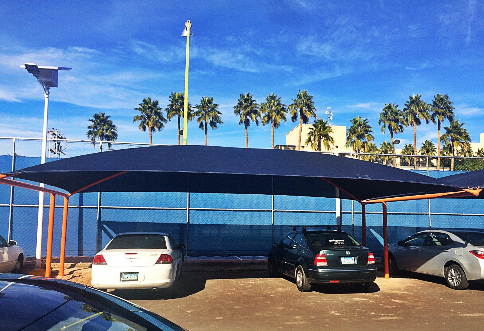 Domo cantilever de cuatro postes en estacionamiento