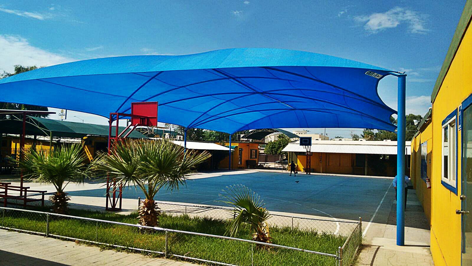 Super domo azul cubriendo una cancha deportiva escolar